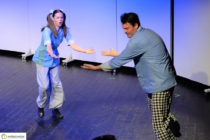 A kék pék-bemutató a MŰvész stúdióban