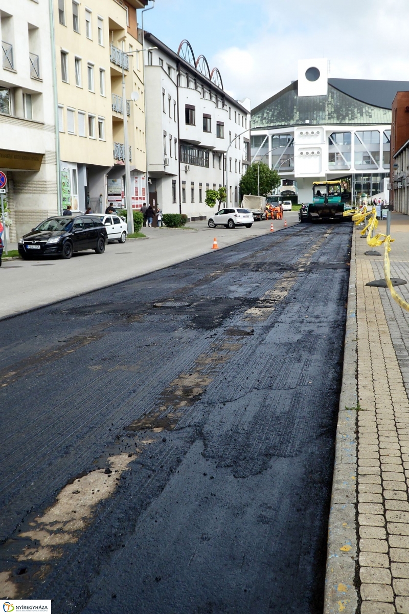 Aszfaltozzák a Szabadság teret - fotó Szarka Lajos