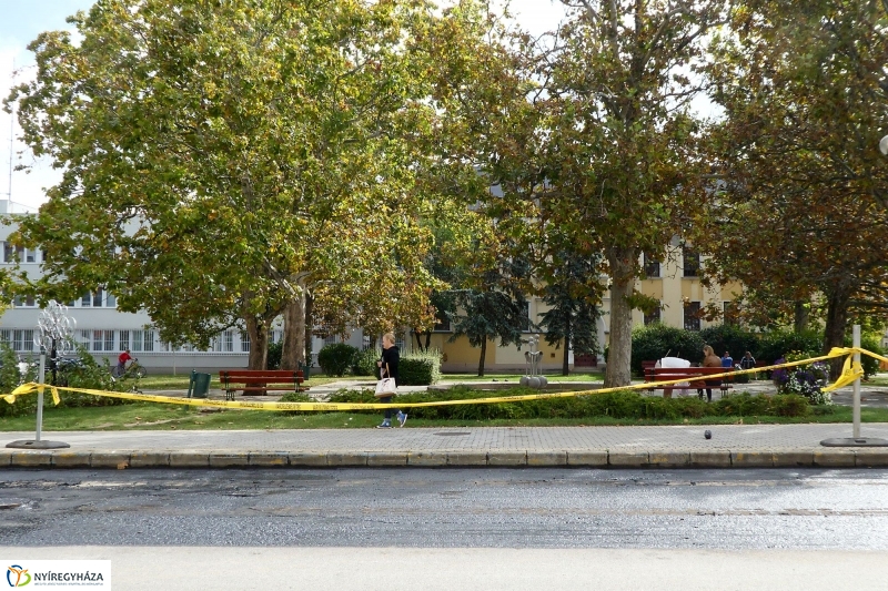 Aszfaltozzák a Szabadság teret - fotó Szarka Lajos
