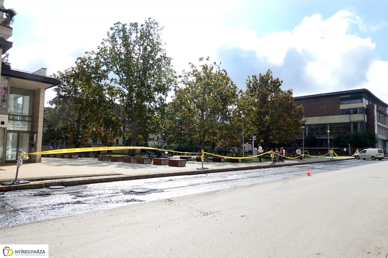 Aszfaltozzák a Szabadság teret - fotó Szarka Lajos