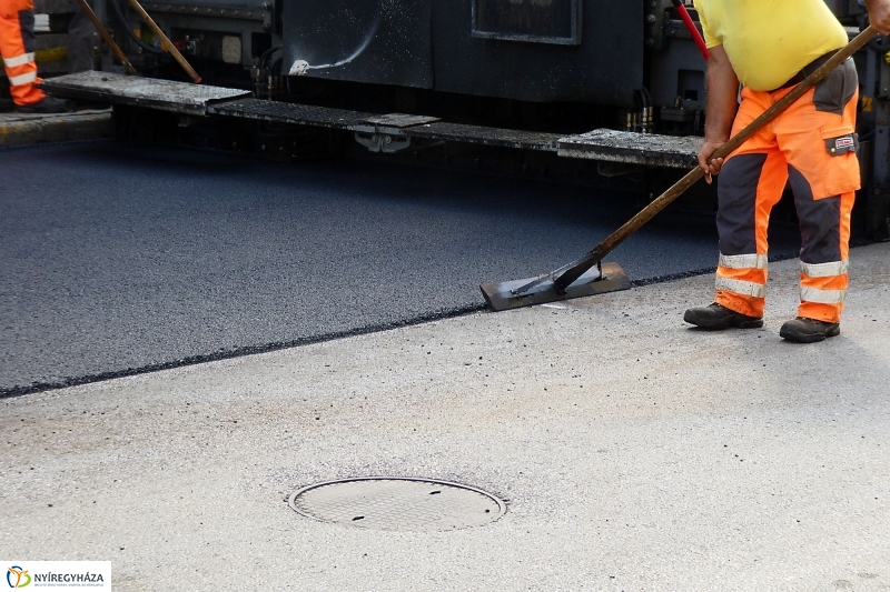 Aszfaltozzák a Szabadság teret - fotó Szarka Lajos