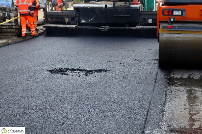 Aszfaltozzák a Szabadság teret - fotó Szarka Lajos