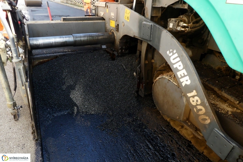 Aszfaltozzák a Szabadság teret - fotó Szarka Lajos