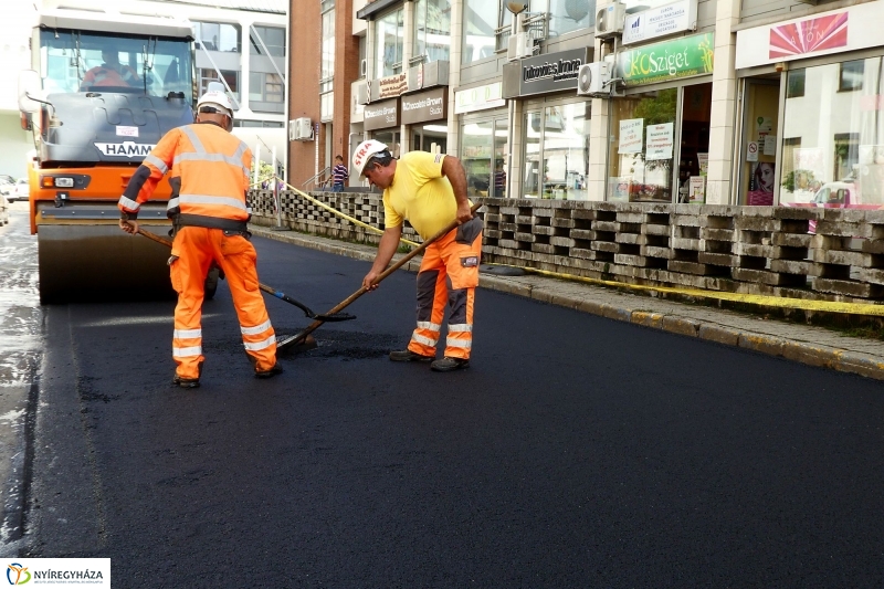 Aszfaltozzák a Szabadság teret - fotó Szarka Lajos