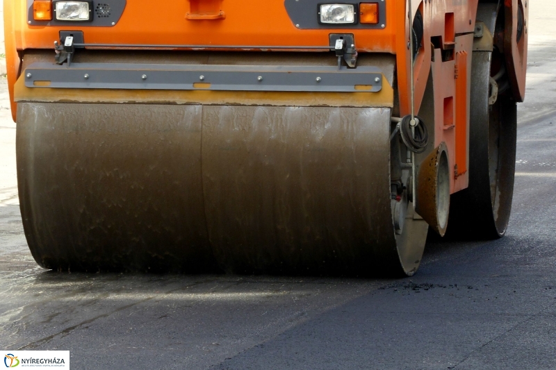 Aszfaltozzák a Szabadság teret - fotó Szarka Lajos