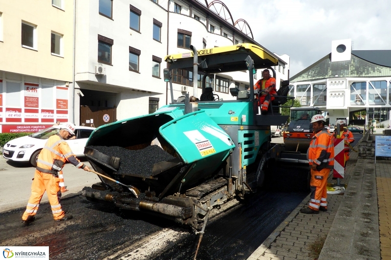 Aszfaltozzák a Szabadság teret - fotó Szarka Lajos