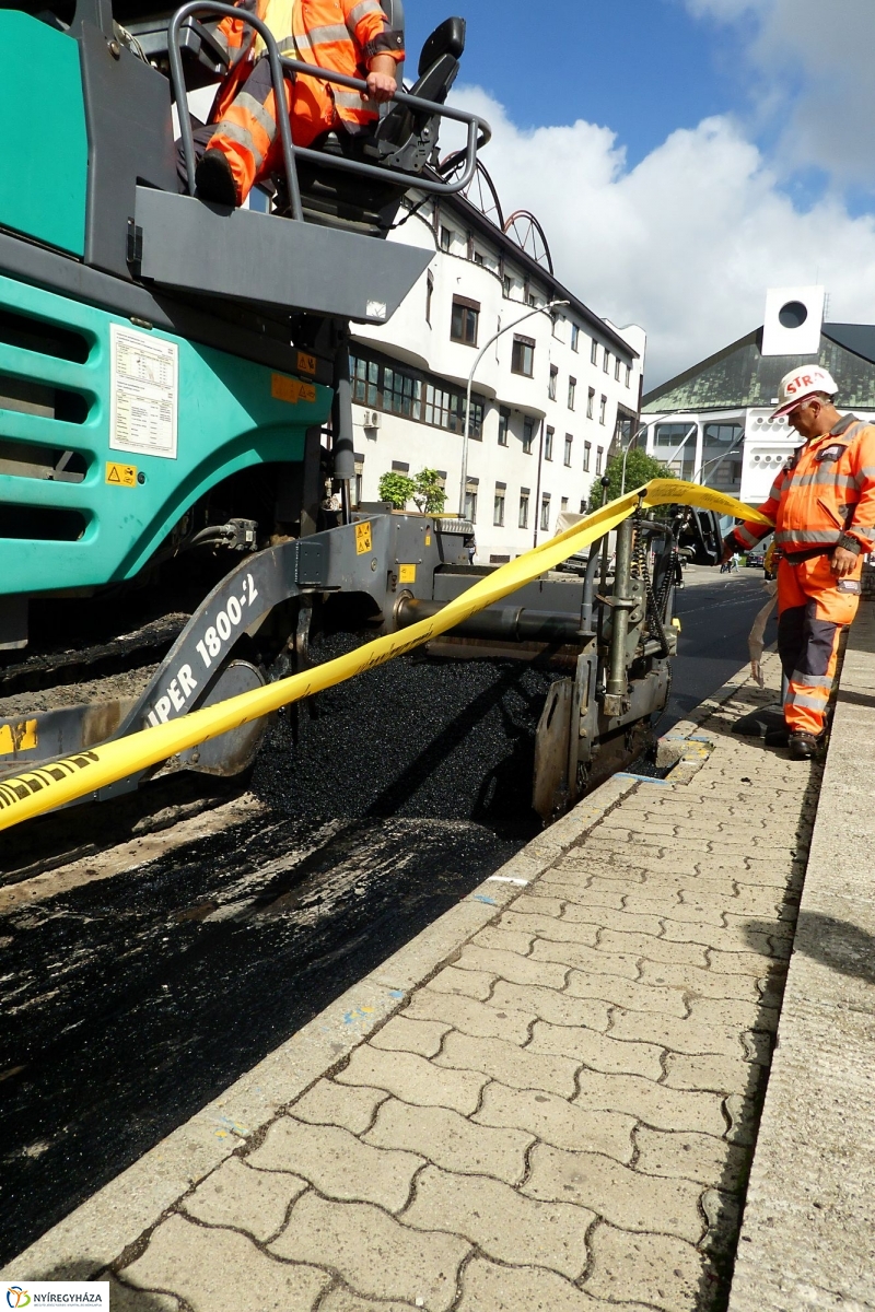 Aszfaltozzák a Szabadság teret - fotó Szarka Lajos