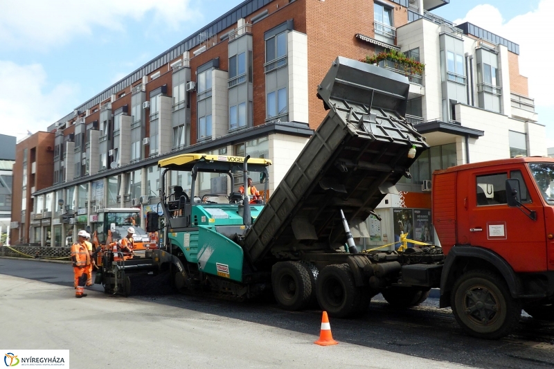Aszfaltozzák a Szabadság teret - fotó Szarka Lajos