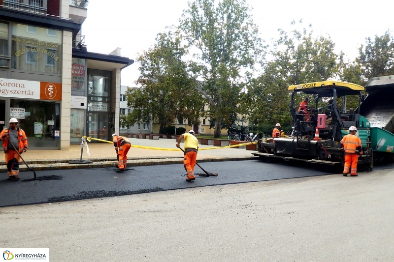 Aszfaltozzák a Szabadság teret - fotó Szarka Lajos