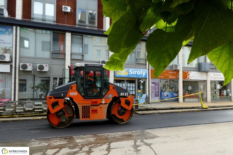 Aszfaltozzák a Szabadság teret - fotó Szarka Lajos