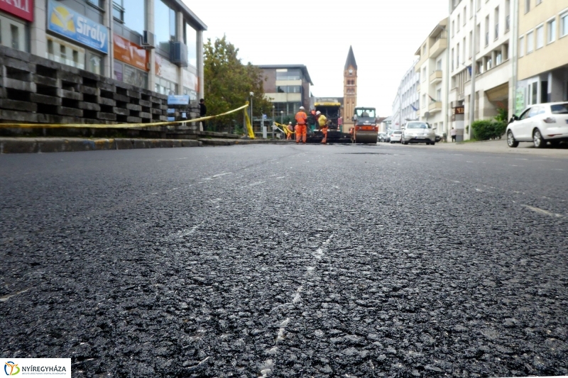 Aszfaltozzák a Szabadság teret - fotó Szarka Lajos
