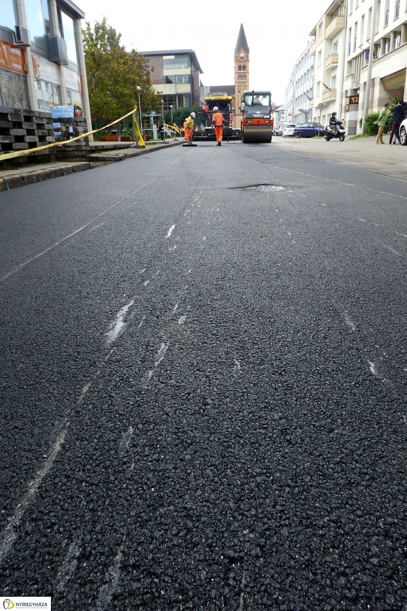 Aszfaltozzák a Szabadság teret - fotó Szarka Lajos