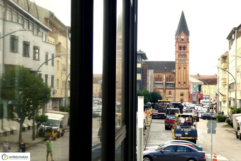 Aszfaltozzák a Szabadság teret - fotó Szarka Lajos