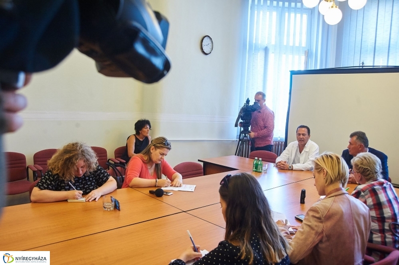 Új műtőlámpa és műtőasztal a kórházban - fotó Szarka Lajos