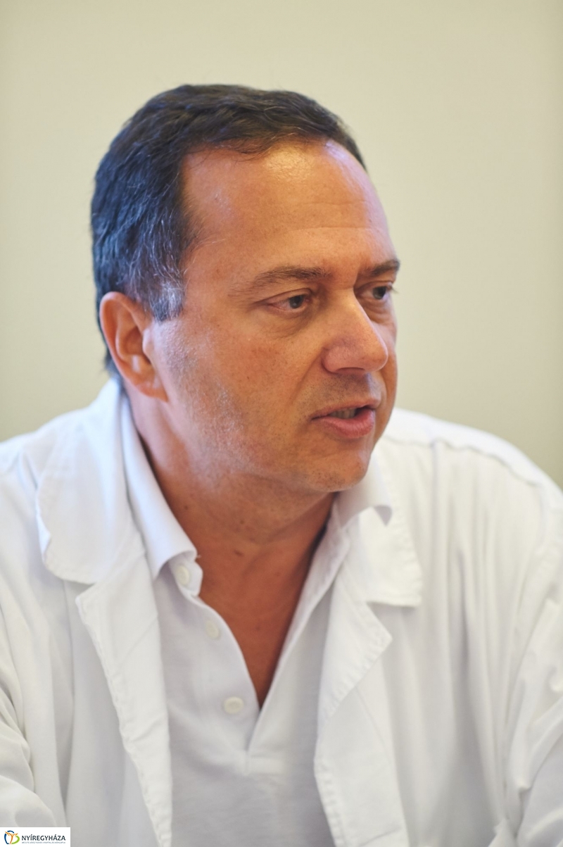 Új műtőlámpa és műtőasztal a kórházban - fotó Szarka Lajos