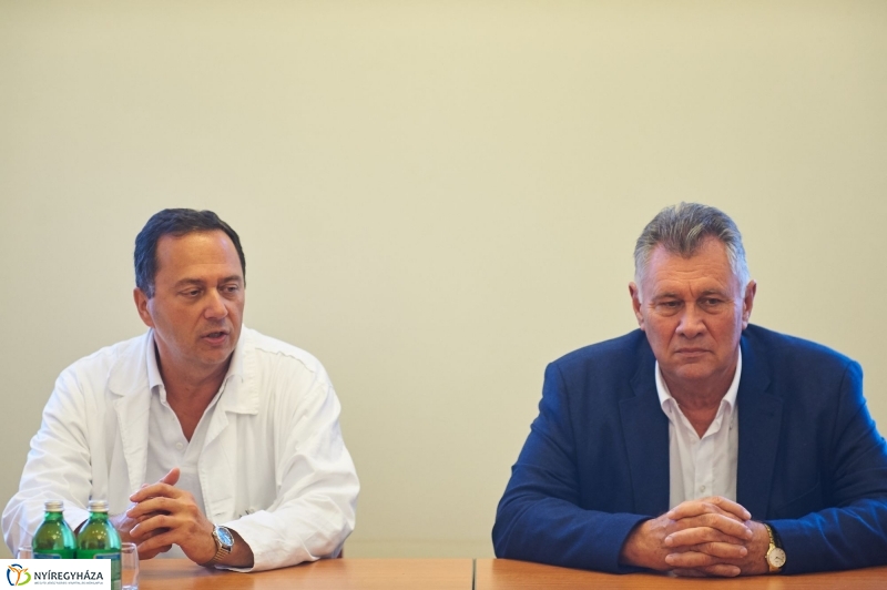 Új műtőlámpa és műtőasztal a kórházban - fotó Szarka Lajos