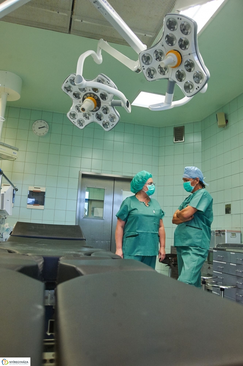 Új műtőlámpa és műtőasztal a kórházban - fotó Szarka Lajos