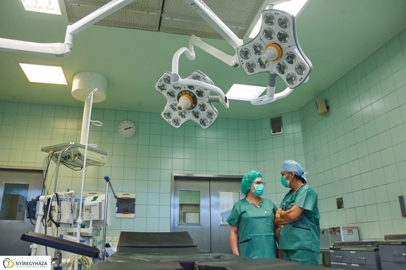 Új műtőlámpa és műtőasztal a kórházban - fotó Szarka Lajos