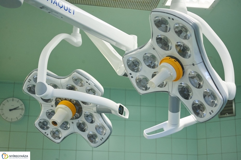 Új műtőlámpa és műtőasztal a kórházban - fotó Szarka Lajos