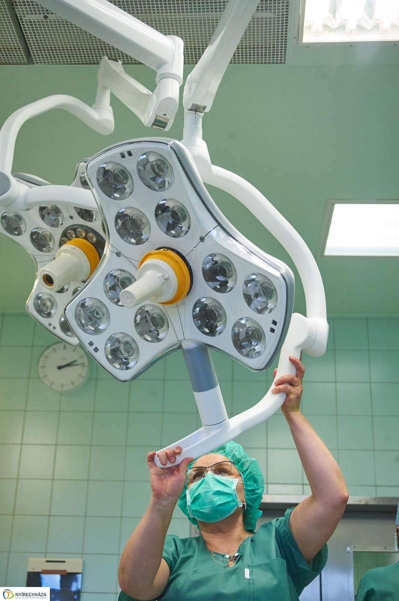 Új műtőlámpa és műtőasztal a kórházban - fotó Szarka Lajos