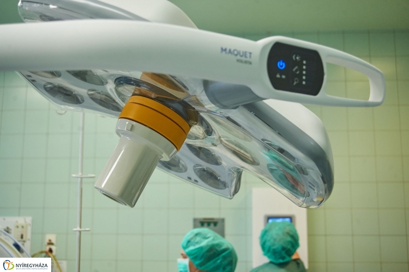 Új műtőlámpa és műtőasztal a kórházban - fotó Szarka Lajos