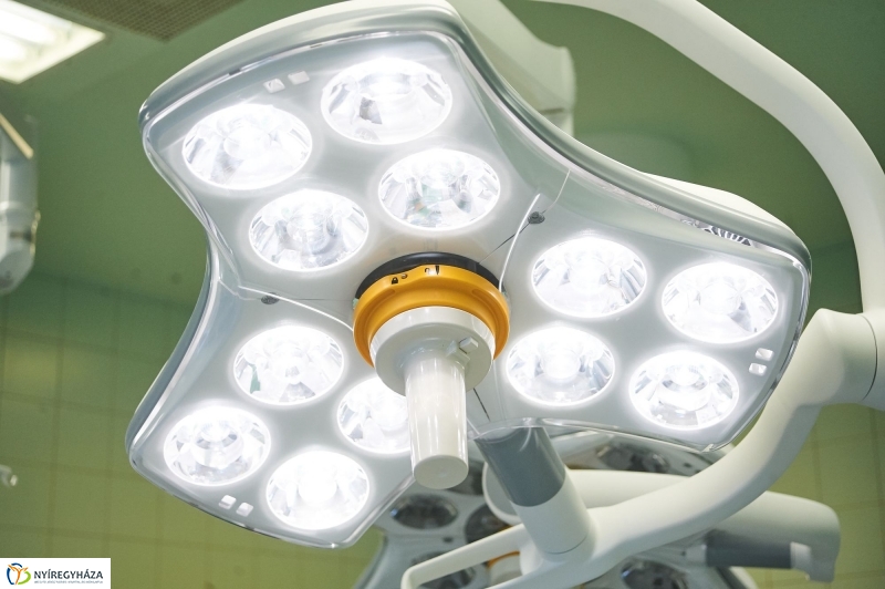 Új műtőlámpa és műtőasztal a kórházban - fotó Szarka Lajos