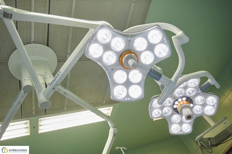 Új műtőlámpa és műtőasztal a kórházban - fotó Szarka Lajos