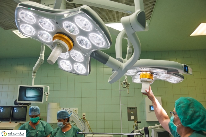 Új műtőlámpa és műtőasztal a kórházban - fotó Szarka Lajos