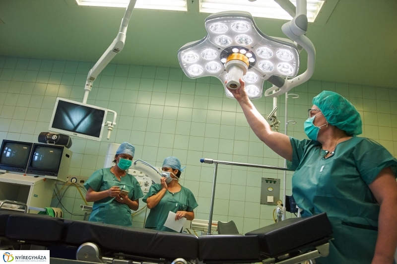 Új műtőlámpa és műtőasztal a kórházban - fotó Szarka Lajos
