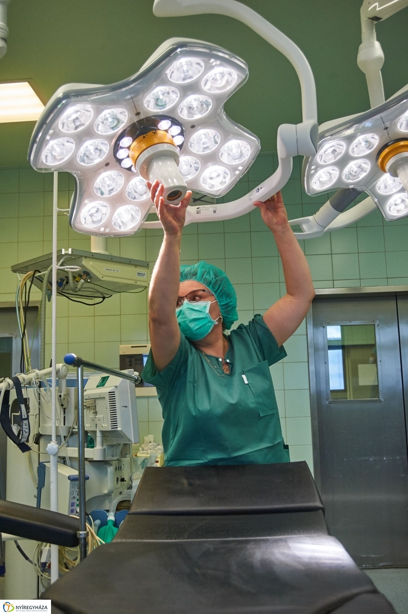 Új műtőlámpa és műtőasztal a kórházban - fotó Szarka Lajos