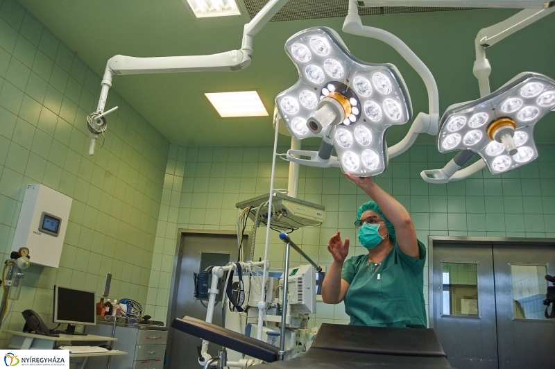 Új műtőlámpa és műtőasztal a kórházban - fotó Szarka Lajos