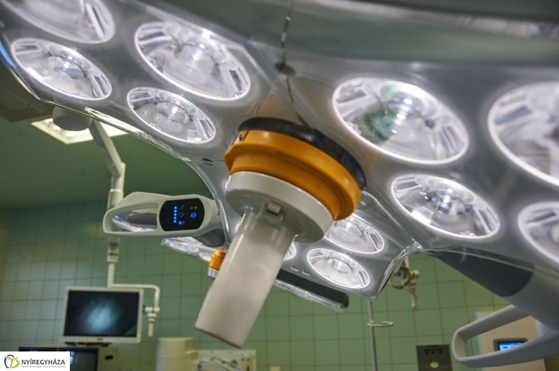 Új műtőlámpa és műtőasztal a kórházban - fotó Szarka Lajos