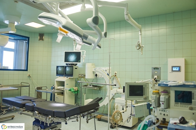 Új műtőlámpa és műtőasztal a kórházban - fotó Szarka Lajos