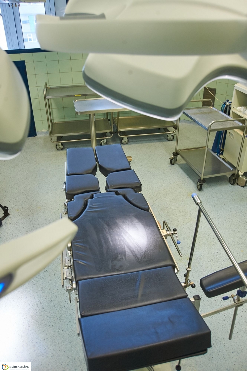 Új műtőlámpa és műtőasztal a kórházban - fotó Szarka Lajos
