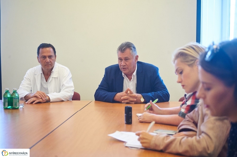 Új műtőlámpa és műtőasztal a kórházban - fotó Szarka Lajos