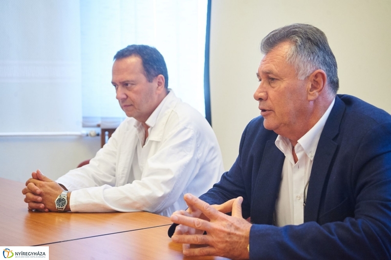 Új műtőlámpa és műtőasztal a kórházban - fotó Szarka Lajos