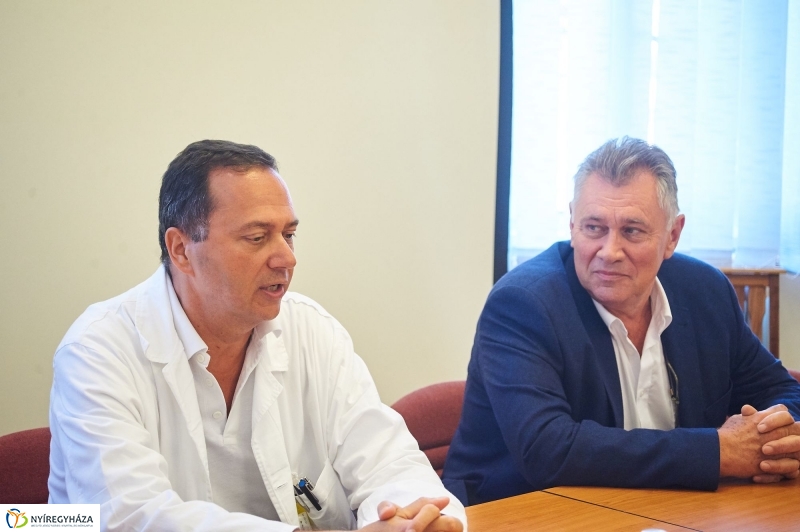 Új műtőlámpa és műtőasztal a kórházban - fotó Szarka Lajos