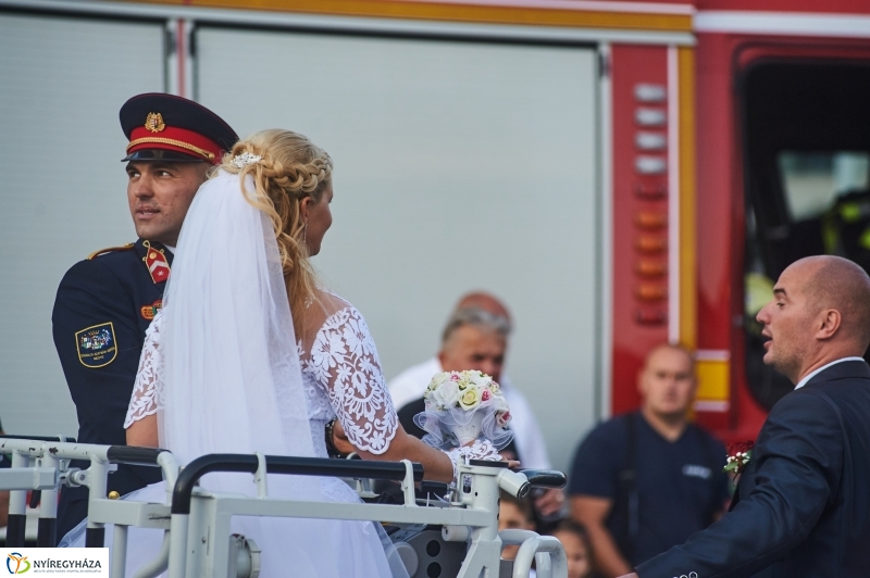 Esküvő tűzoltó módra - fotó Szarka Lajos