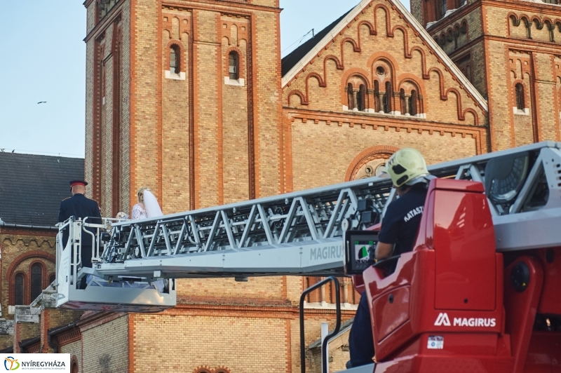 Esküvő tűzoltó módra - fotó Szarka Lajos