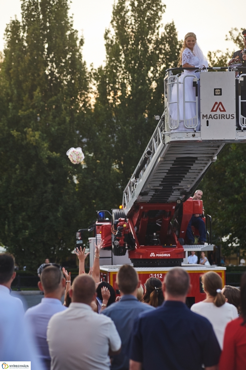 Esküvő tűzoltó módra - fotó Szarka Lajos
