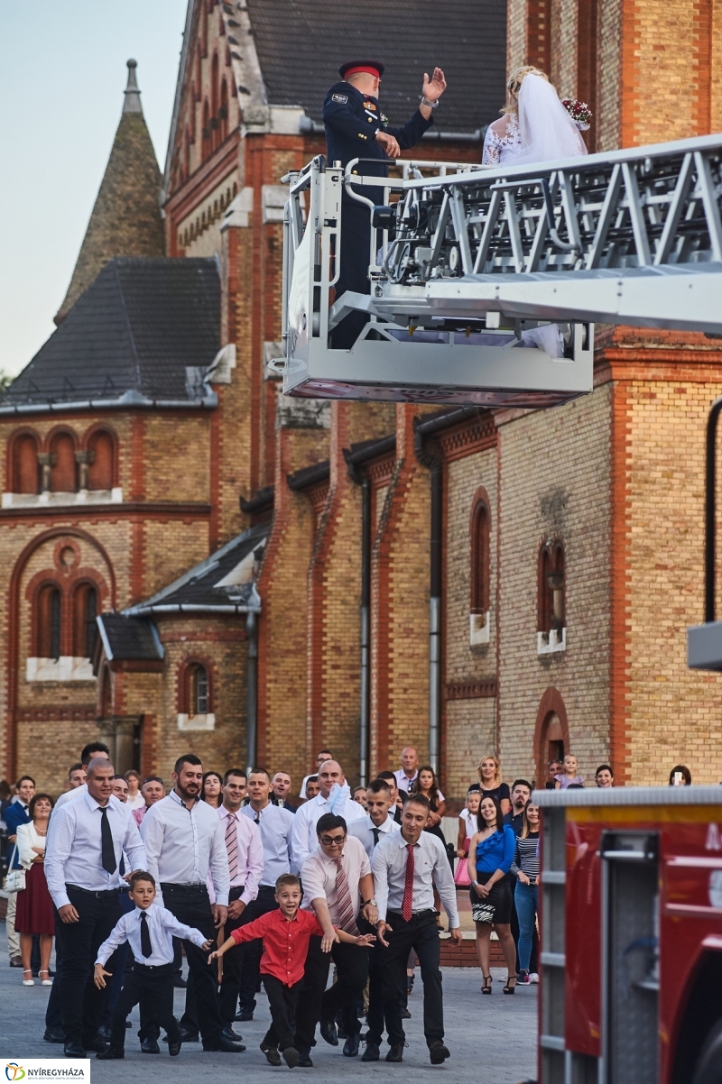 Esküvő tűzoltó módra - fotó Szarka Lajos
