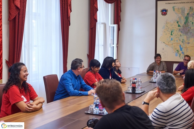 Cserediákok a Városházán - fotó Szarka Lajos