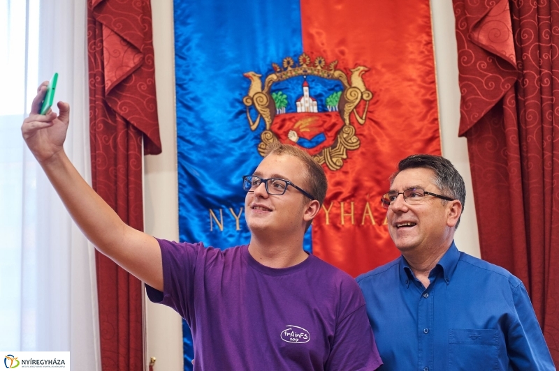 Cserediákok a Városházán - fotó Szarka Lajos