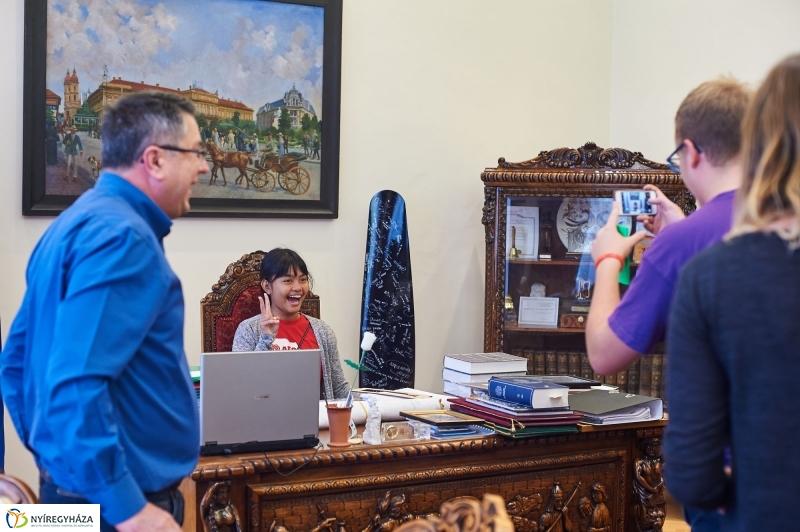 Cserediákok a Városházán - fotó Szarka Lajos