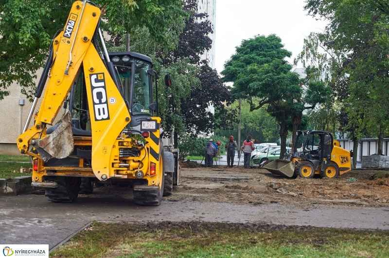 Járdafelújítás az Ungvár sétányon - fotó Szarka Lajos