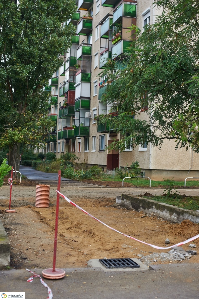 Járdafelújítás az Ungvár sétányon - fotó Szarka Lajos