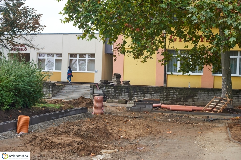 Járdafelújítás az Ungvár sétányon - fotó Szarka Lajos