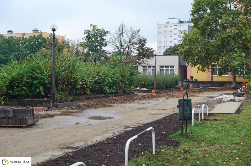 Járdafelújítás az Ungvár sétányon - fotó Szarka Lajos