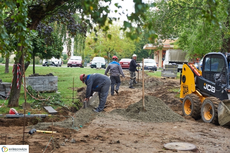 Járdafelújítás az Ungvár sétányon - fotó Szarka Lajos