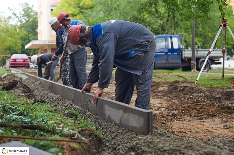 Járdafelújítás az Ungvár sétányon - fotó Szarka Lajos